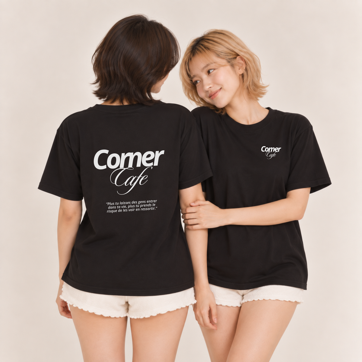 Camiseta unisex A todos los chicos de los que me enamoré – “Corner Cafe”