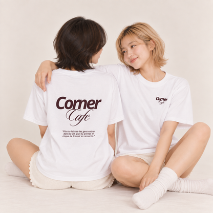 Camiseta unisex A todos los chicos de los que me enamoré – “Corner Cafe”