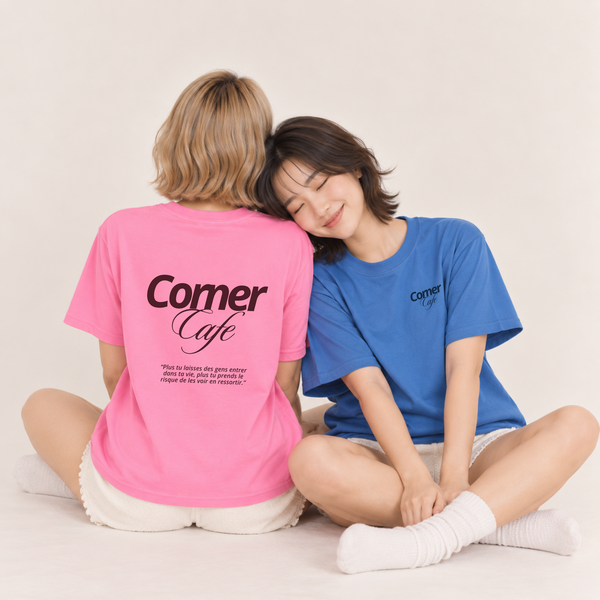 Camiseta unisex A todos los chicos de los que me enamoré – “Corner Cafe”