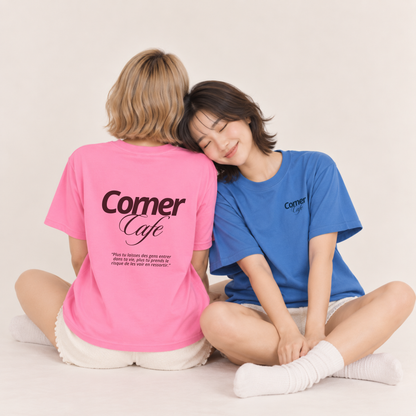 Camiseta unisex A todos los chicos de los que me enamoré – “Corner Cafe”