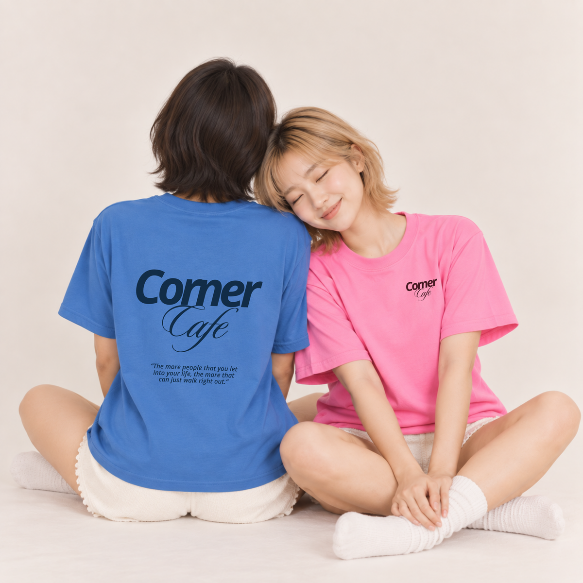 Camiseta unisex A todos los chicos de los que me enamoré – “Corner Cafe”
